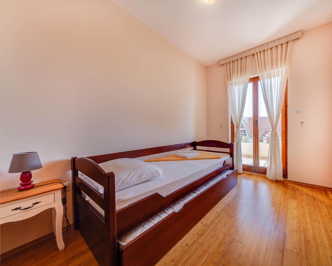 Port Adria Apartments Каменари Экстерьер фото